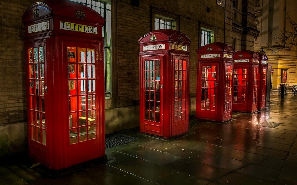 Redaktorzy Cambridge Dictionary niekiedy wybierają nie słowo, ale „wyrażenie roku”. W zeszłym roku w