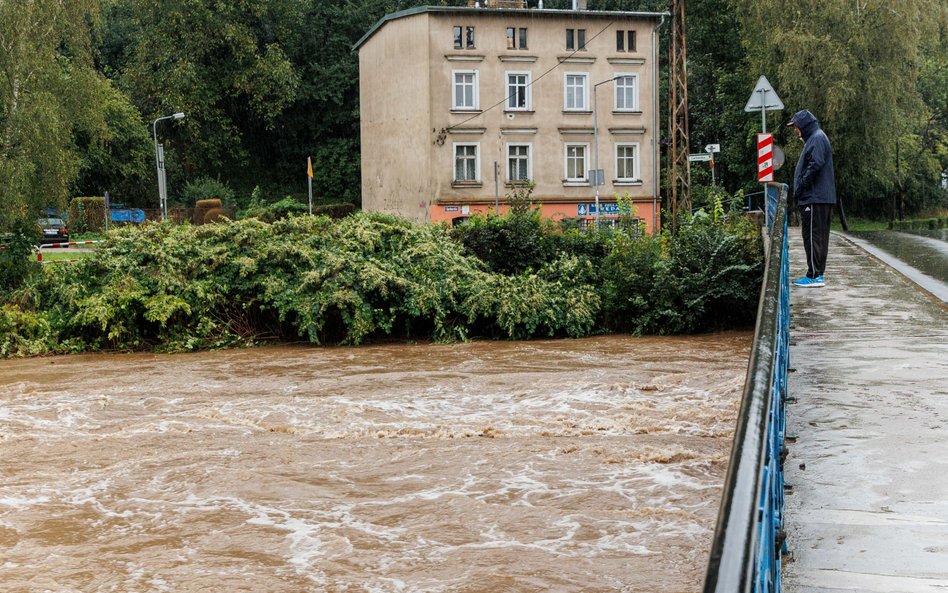 Wezbrana rzeka Kaczawa w Złotoryi. Niż genueński, który dotarł nad Polskę w czwartek, odpowiada za a