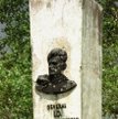 Na razie z pomnika zniknął napis widoczny na zdjęciu z 2001 r.