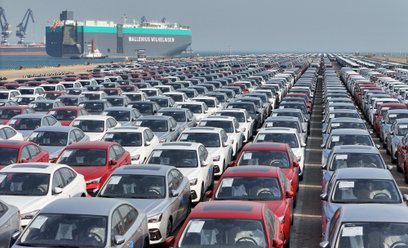 Transportowiec przewożący chińskie samochody opuszcza port w mieście Yantai w prowincji Szantung w C