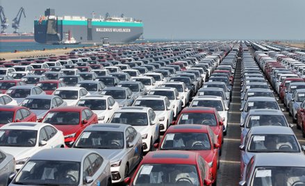 Transportowiec przewożący chińskie samochody opuszcza port w mieście Yantai w prowincji Szantung w C