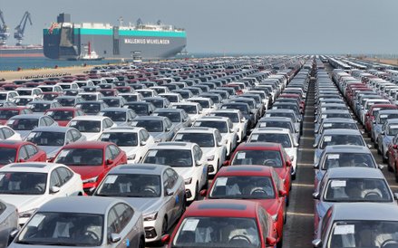 Transportowiec przewożący chińskie samochody opuszcza port w mieście Yantai w prowincji Szantung w C