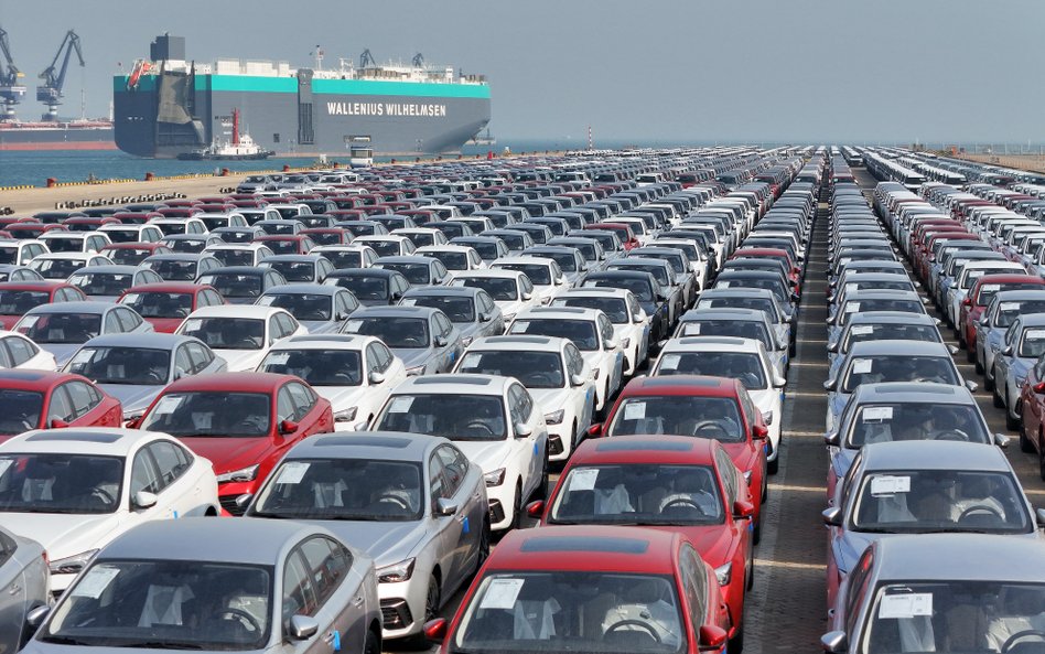 Transportowiec przewożący chińskie samochody opuszcza port w mieście Yantai w prowincji Szantung w C