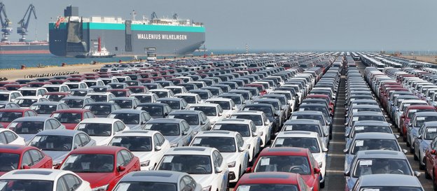 Transportowiec przewożący chińskie samochody opuszcza port w mieście Yantai w prowincji Szantung w C