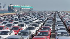 Transportowiec przewożący chińskie samochody opuszcza port w mieście Yantai w prowincji Szantung w C