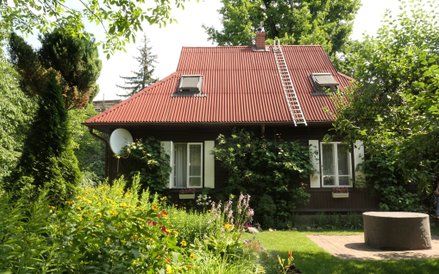 Zgodnie z ideą wystawy budynki wznoszone były z zastosowaniem tanich materiałów (głównie drewna) ora