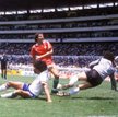 Marton Esterhazy (w czerwonej koszulce) podczas meczu Węgry-Francja na mistrzostwach świata w 1986 r