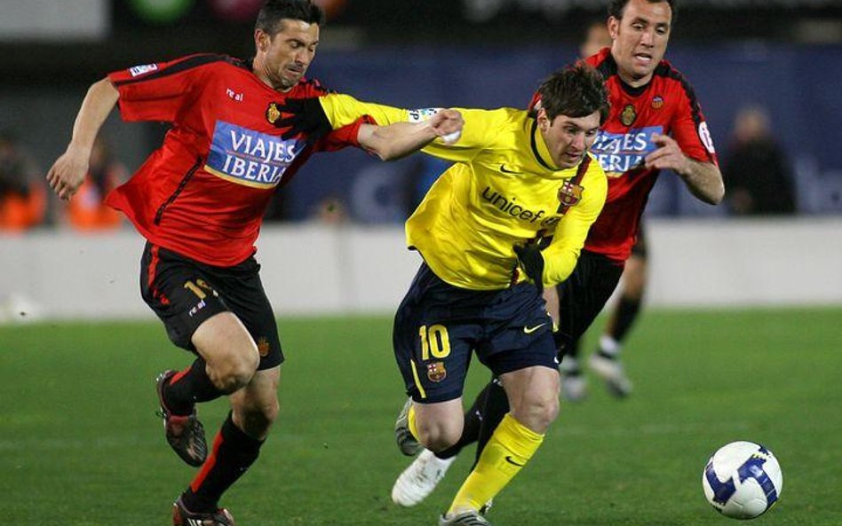 Strzelec jednego z goli dla Barcelony Leo Messi (w środku).