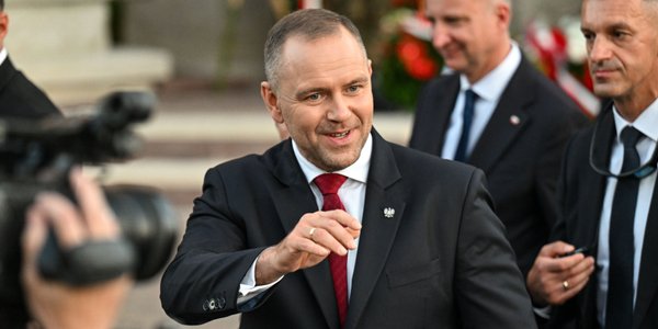 Nawrocki z rekordowym zaufaniem Polaków, Trzaskowski traci poparcie