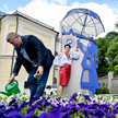 Instalacja artystyczna "Ukraińska dziewczyna pod parasolem NATO"