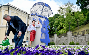 Instalacja artystyczna "Ukraińska dziewczyna pod parasolem NATO"