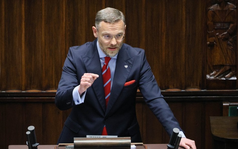 Szef KPRP Zbigniew Bogucki przemawia na sali posiedzeń Sejmu