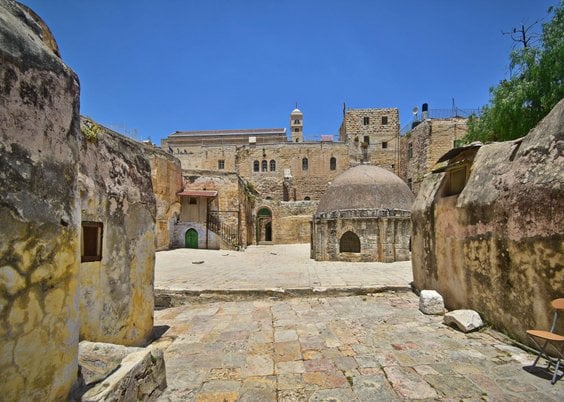 Wnętrze kościoła św. Marii Dziewicy, czyli „Wiszącego Kościoła” w Kairze, położonego przy siedzibie 