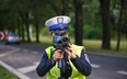 Policjanci ruchu drogowego podczas działań kontrolno-prewencyjnych pn. „Prędkość”