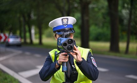 Policjanci ruchu drogowego podczas działań kontrolno-prewencyjnych pn. „Prędkość”
