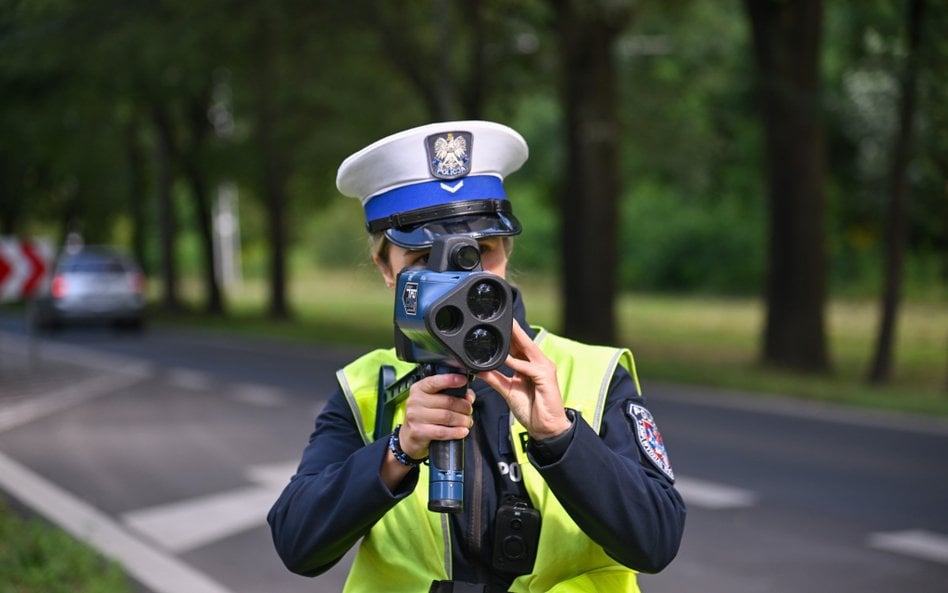 Policjanci ruchu drogowego podczas działań kontrolno-prewencyjnych pn. „Prędkość”