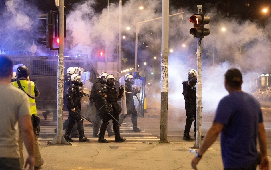 W dziesiątym miesiącu antyrządowych demonstracji, serbskie władze próbują wyprowadzić na ulice swoic