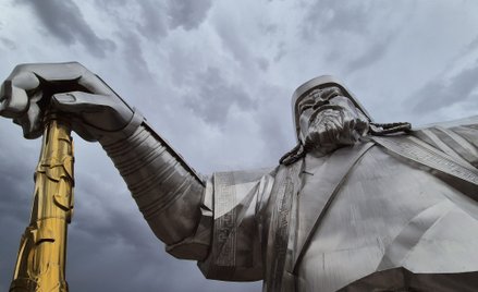 Czyngis-chan to krew, spadające głowy, wyrzynane miasta i upadające cywilizacje. To ostateczny trium