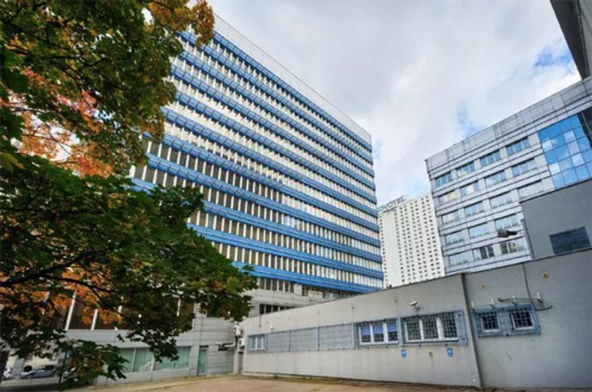 Od zachodu kompleks biurowy PKO BP sąsiaduje z Urzędem Dzielnicy Śródmieście, a dokładnie ze skwerem