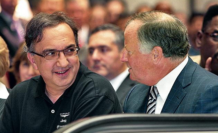 Prezes Fiata Sergio Marchionne rozmawia z szefem rady nadzorczej Chryslera Robertem Kidderem