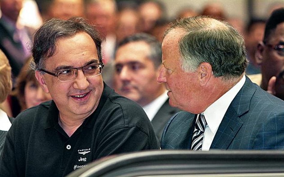 Prezes Fiata Sergio Marchionne rozmawia z szefem rady nadzorczej Chryslera Robertem Kidderem