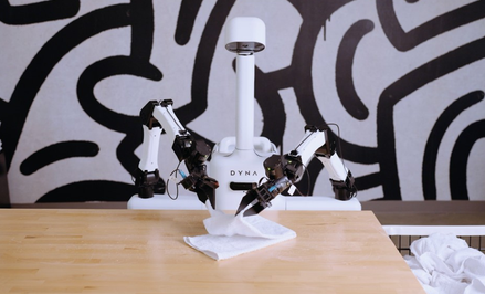 Firma Dyna Robotics zaprezentowała Dyna-2, który został wstępnie wytrenowany na ponad milionie godzi