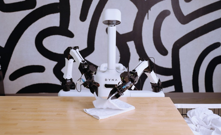 Firma Dyna Robotics zaprezentowała Dyna-2, który został wstępnie wytrenowany na ponad milionie godzi