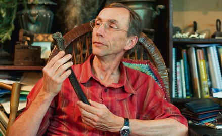 Prof. Svante Pääbo z kością, z której udało się odtworzyć genom mężczyzny sprzed 45 tys. lat