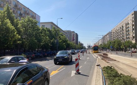 Tramwaj linii 16 dojeżdżający do rozjazdu nakładkowego na Marszałkowskiej, uruchomionego po południo