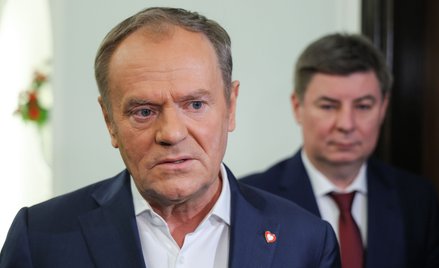 Premier Donald Tusk (L) i minister – członek Rady Ministrów, szef Kancelarii Prezesa Rady Ministrów 