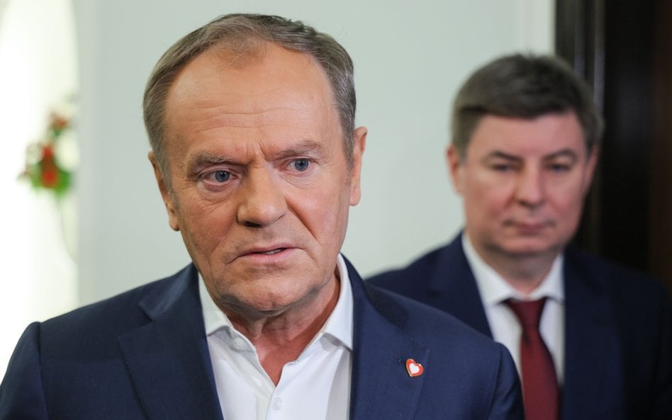 Premier Donald Tusk (L) i minister – członek Rady Ministrów, szef Kancelarii Prezesa Rady Ministrów 