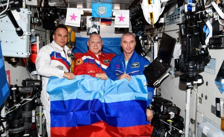 Flagi separatystów na Międzynarodowej Stacji Kosmicznej. Kosmonauci gratulują rosyjskiej armii