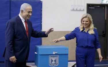 Premier Netanjahu z żoną Sarą w lokalu wyborczym