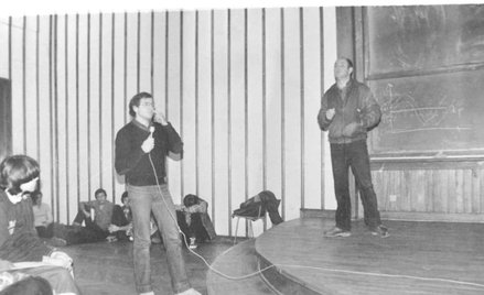 Jacek Kuroń (z prawej) w czasie strajku na SGPiS w grudniu 1981 r. Przy mikrofonie Dariusz Rosati, w