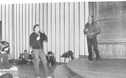 Jacek Kuroń (z prawej) w czasie strajku na SGPiS w grudniu 1981 r. Przy mikrofonie Dariusz Rosati, w