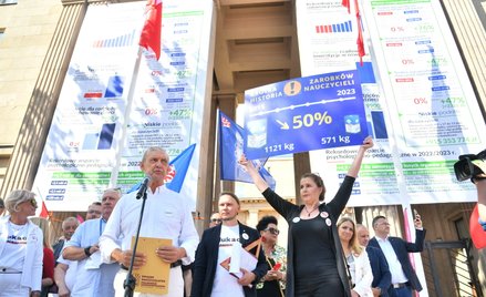 Podczas demonstracji Anna Schmidt-Fic (na zdjęciu m.in. ze Sławomirem Broniarzem) pokazywała, jak zm
