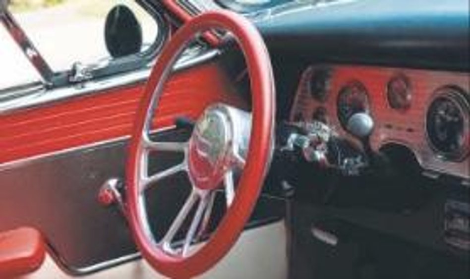 Obszyta skóra kierownica, dopieszczone detale – czy ten samochód wygląda na 65 lat?