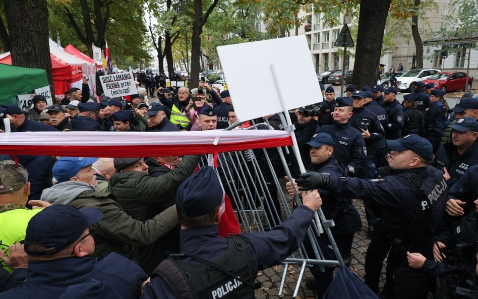 Protest przed siedzibą Trybunału Konstytucyjnego, 14 października 2026 r.