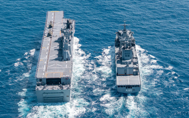 Pierwszy RAS w wykonaniu zaopatrzeniowca HMAS Supply. Paliwo odbiera śmigłowcowiec desantowy HMAS Ad
