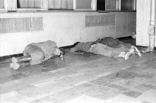 Śpiący na podłodze górnicy w czasie strajku w kopalni „Manifest Lipcowy” w Jastrzębiu-Zdroju (1988 r