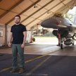 Wołodymyr Zełenski z myśliwcem F-16 w tle
