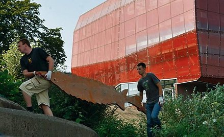 Jesiotry przymocowane do schodów będą służyły za ławki