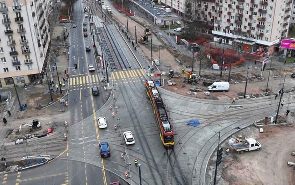 Podobnie jak na Mokotowie tak i na Ochocie podłączenie w weekend nowej trakcji wymusi czasowe objazd