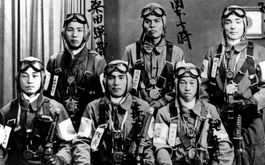 Japońscy piloci kamikaze („boski wiatr”). Pierwszą jednostkę utworzono w październiku 1944 r.