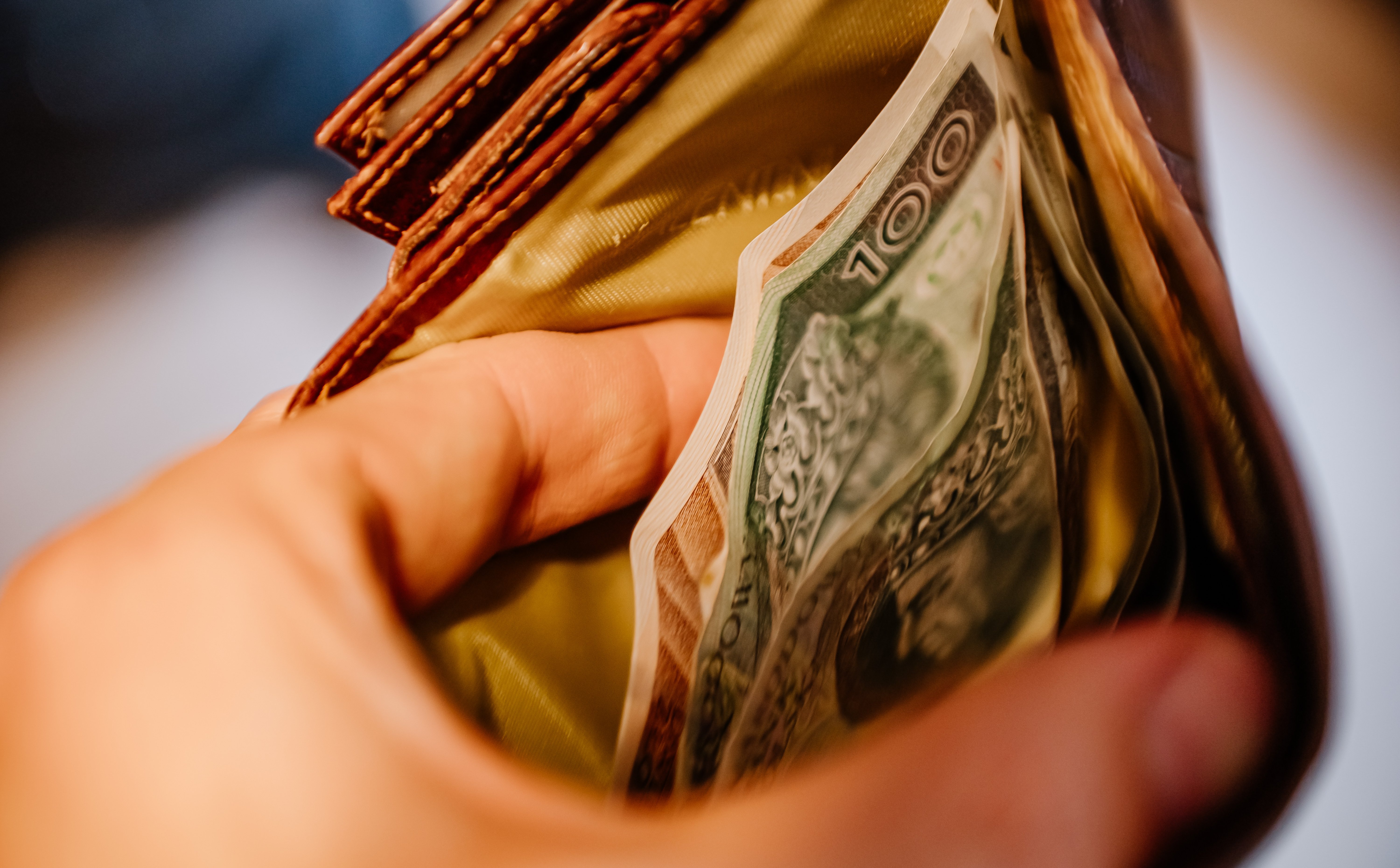 Mimo wzrostu płac Polacy nie chcą wydawać. Czego się obawiają?