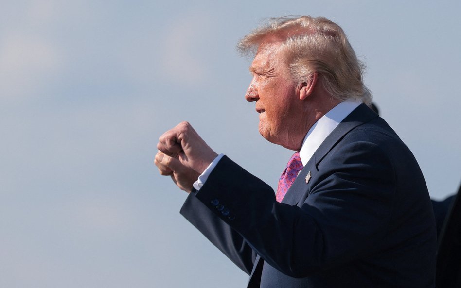 Donald Trump próbuje przekonywać, że Iran płaci za wojnę wysoką cenę.