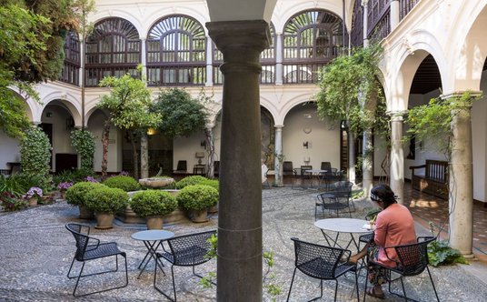 Zabytkowe wnętrza zapewniają wyjątkową atmosferę. Na zdjęciu Parador de Granada