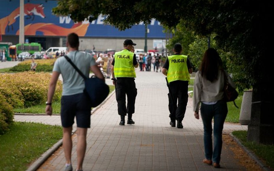 Socjolog, historyk i dziennikarz chcą do policji