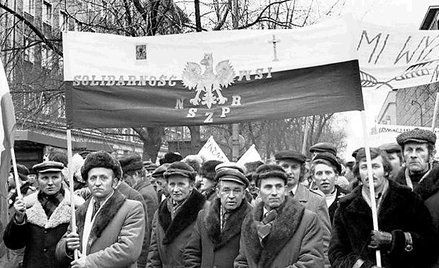 Rolnicy w dniu rejestracji związku 12 maja 1981 r. w stolicy. fot. Tomasz Wierzejski