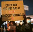 Opozycja oskarża rządzących o zamiar indoktrynowania uczniów. A przecież problem nie zaczął się za t